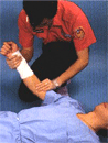 前臂出血時，將手掌握於腋窩和肘節中間